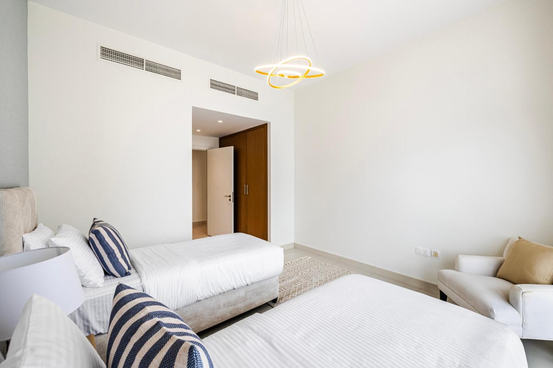 Nox Spacious 3br In Boulevard Crescent Tower Summer Apartment